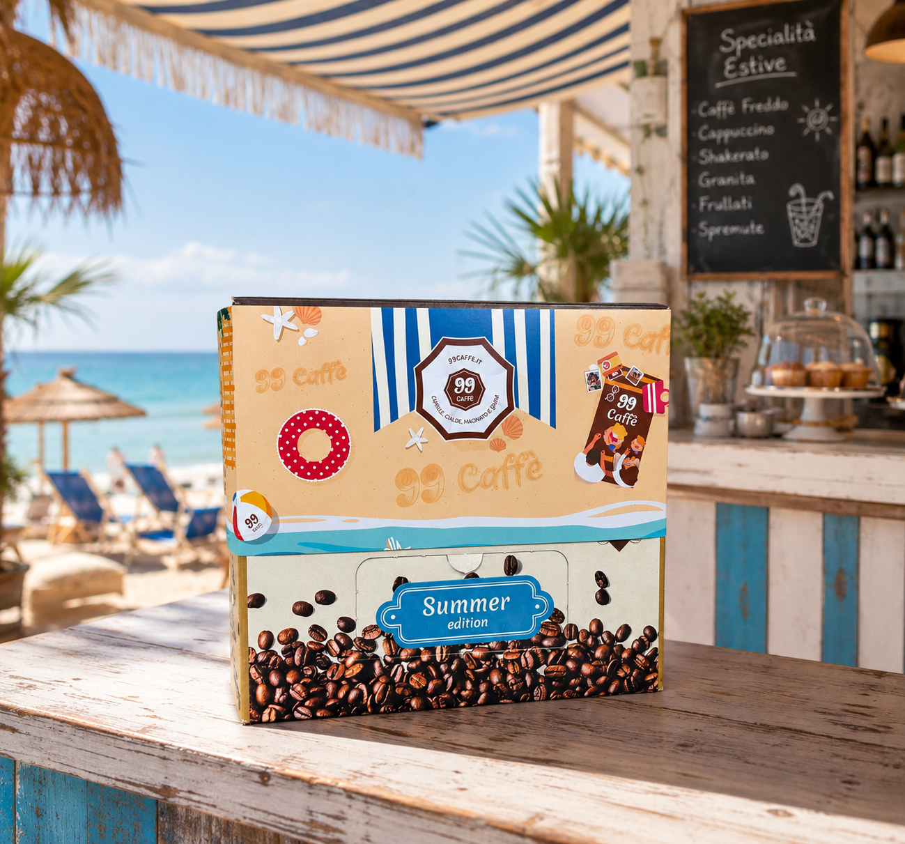 Confezione 99 Caffè Summer Edition su un bancone da spiaggia, con la lavagna delle specialità estive: caffè freddo, shakerato, granita